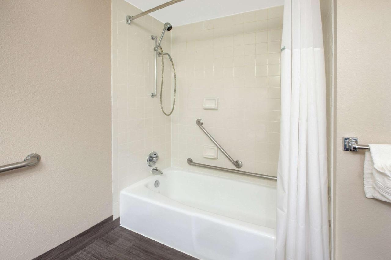 Baymont By Wyndham Grand Rapids Near Downtown Wyoming Exterior foto
